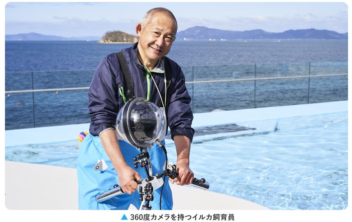 360度カメラを持つイルカ飼育員